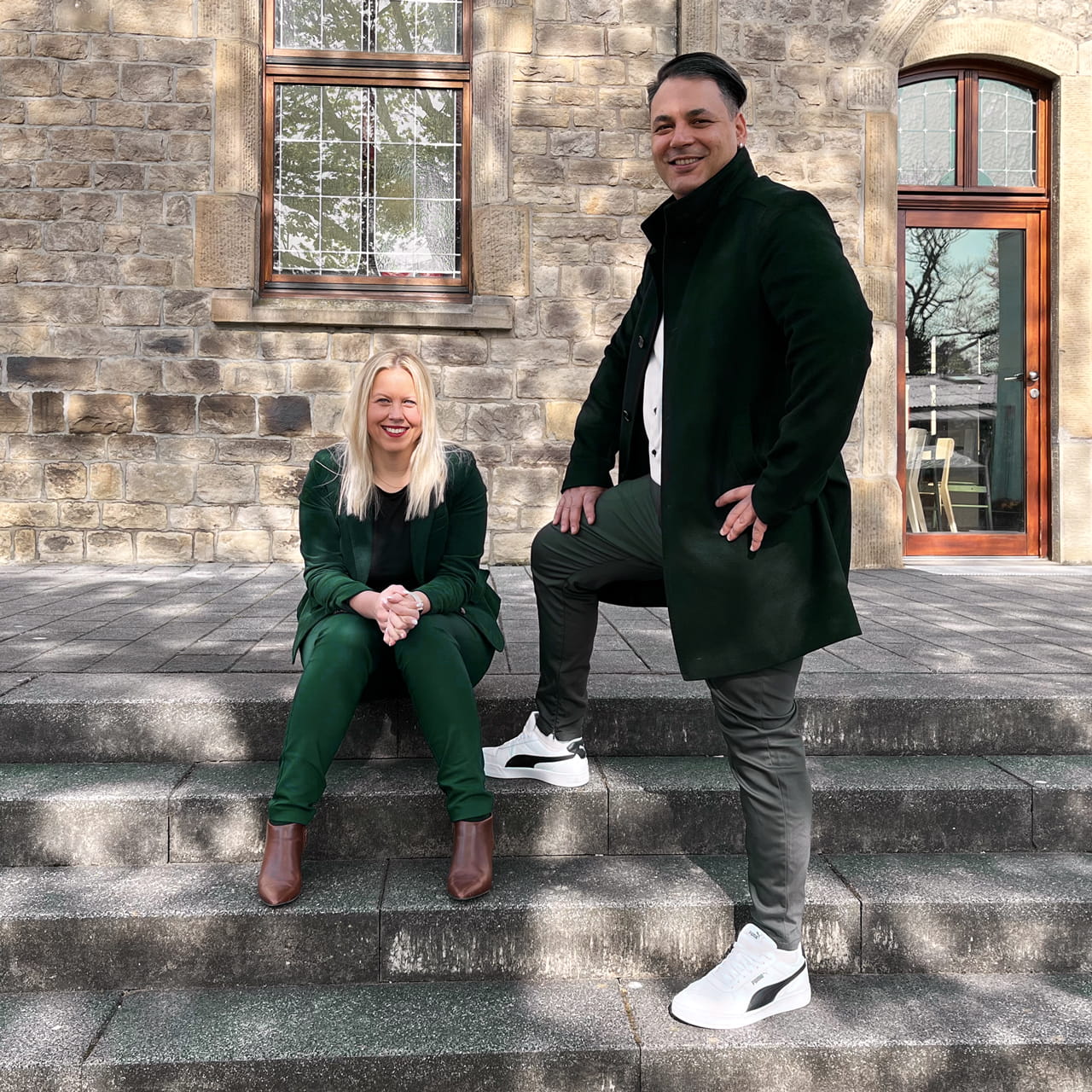 Sabrina und Mo Lassoued, Gründer von DigiOX, posieren gemeinsam und blicken freundlich in die Kamera.