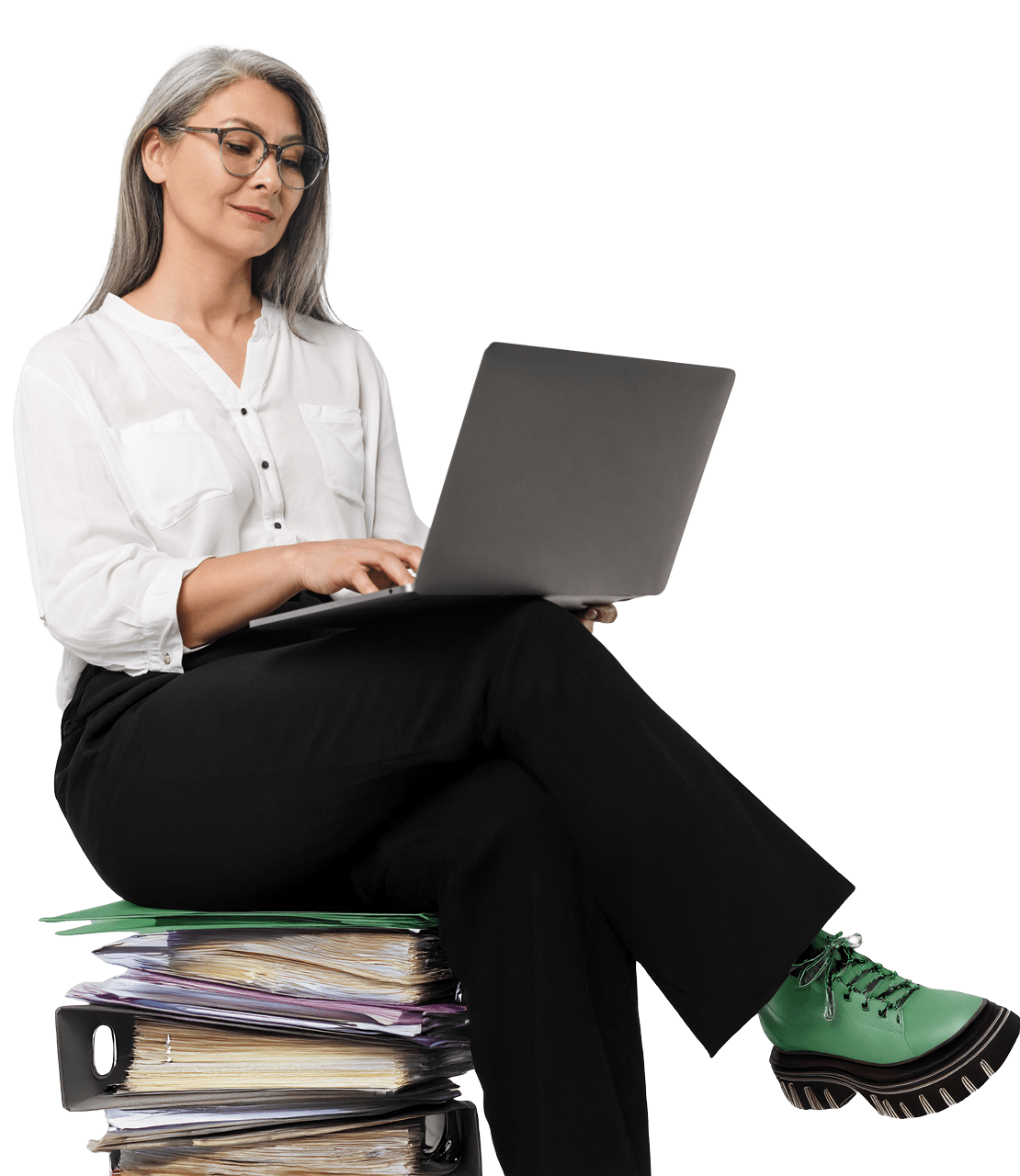 DigiOX – Eine Frau sitzt auf einem Stapel von Dokumenten und arbeitet zufrieden am Laptop, ihre Akten dienen nur noch als Sitzgelegenheit.